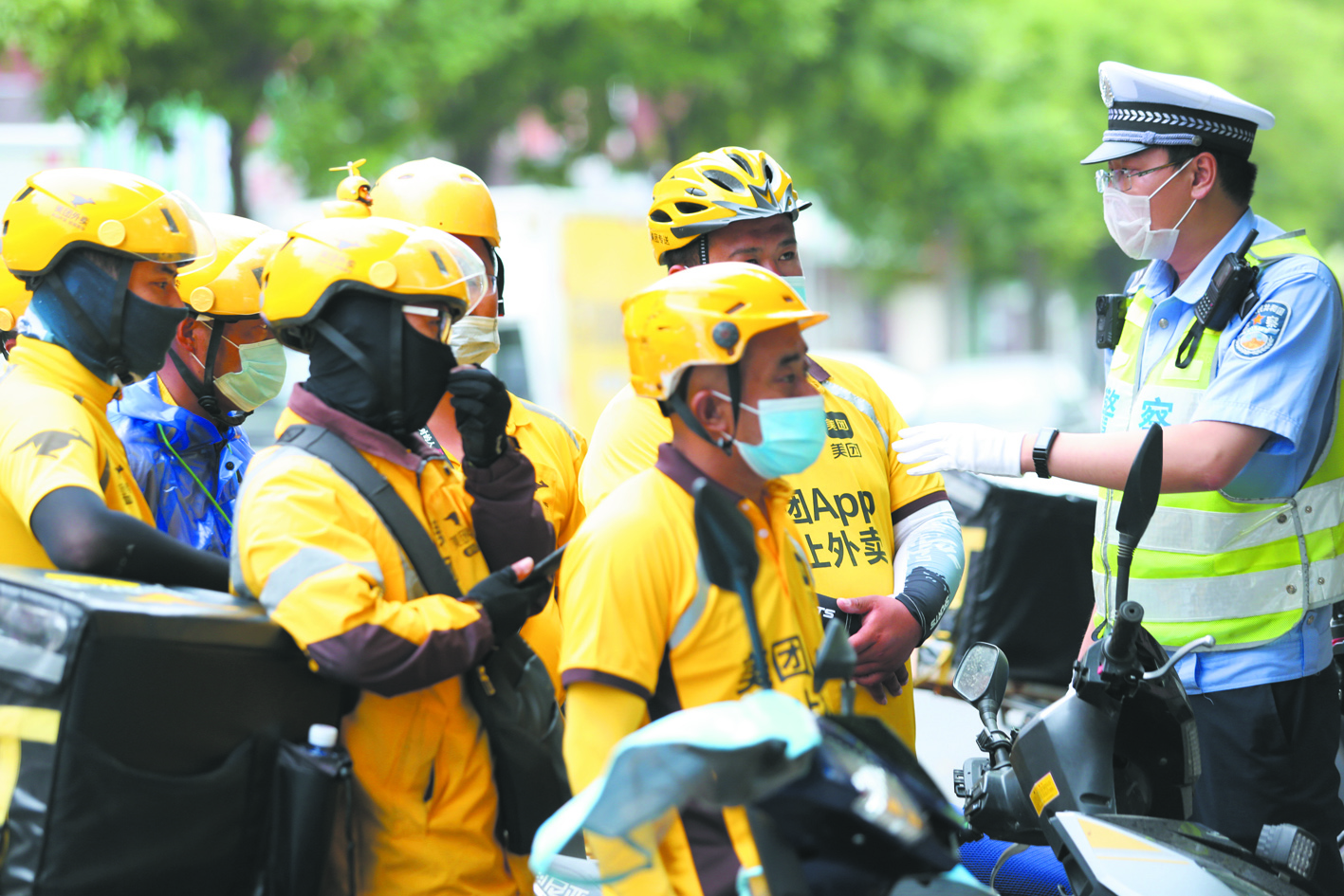 交警走進企業為外賣“騎手”開展“一盔一帶”交通安全宣傳。