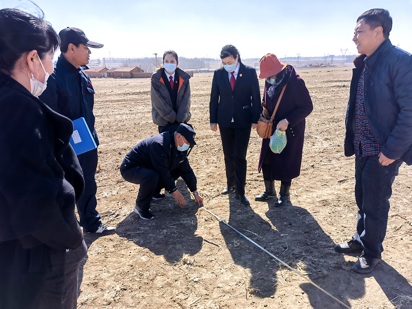 昌圖縣人民法院、八面城人民法庭到現場為村民測量土地